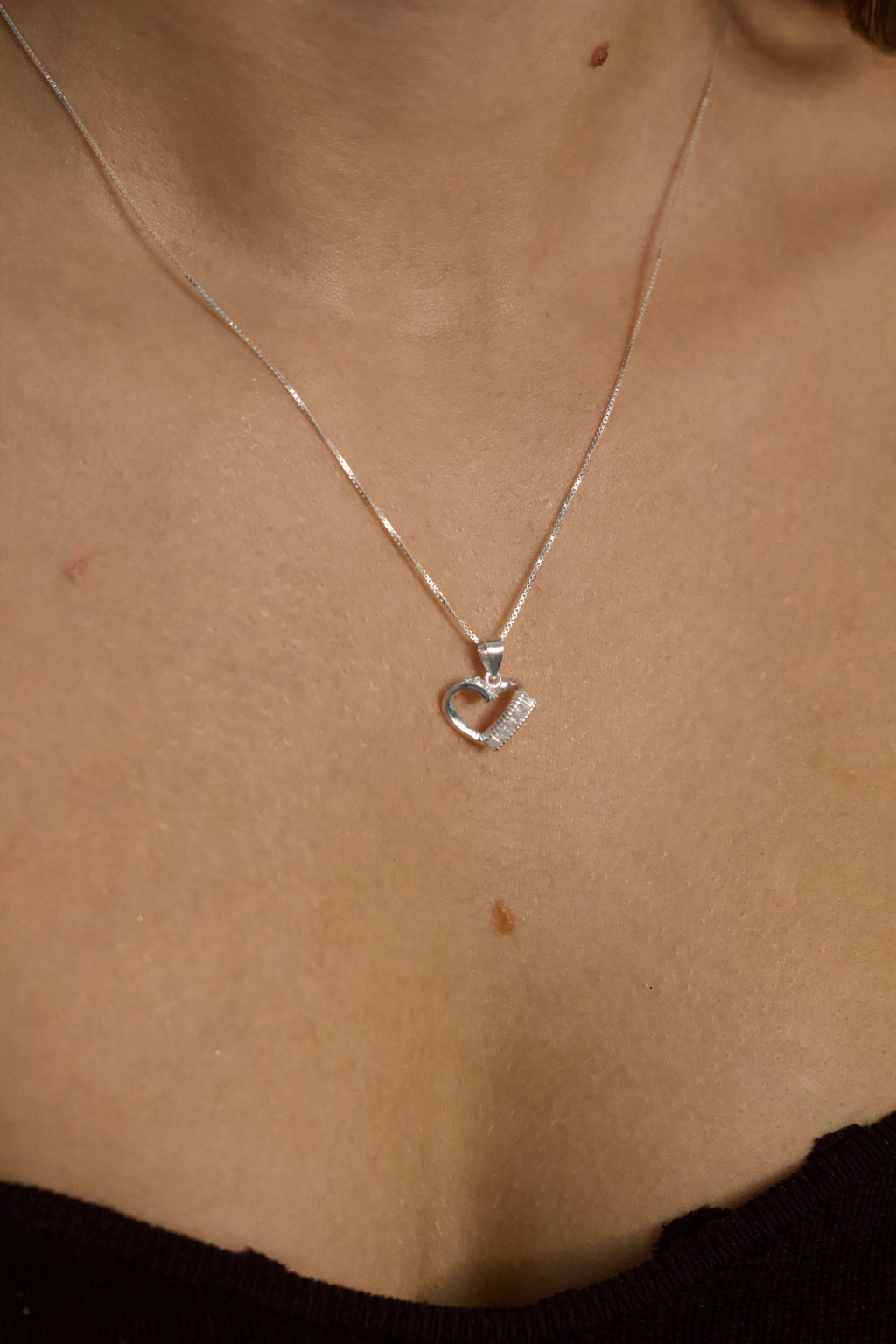 Colar Coração Cravejado Na Lateral Prata 925